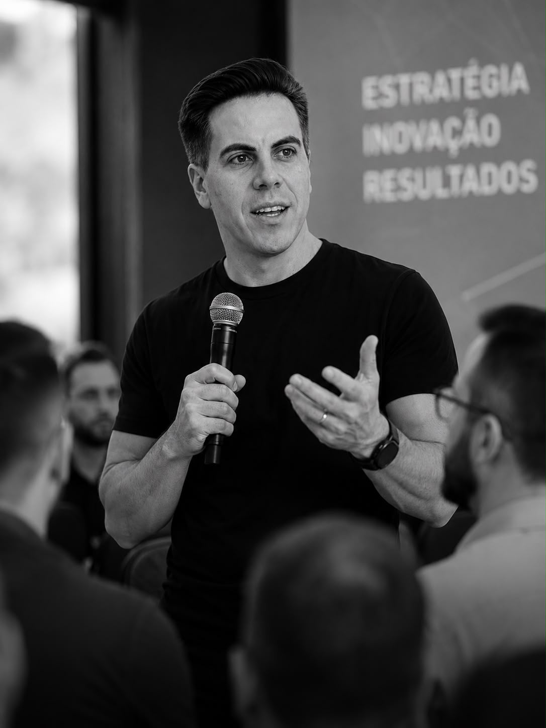 Vinícius Moura conduzindo apresentação para plateia